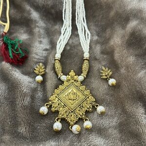 Gold and Cream Necklace Set